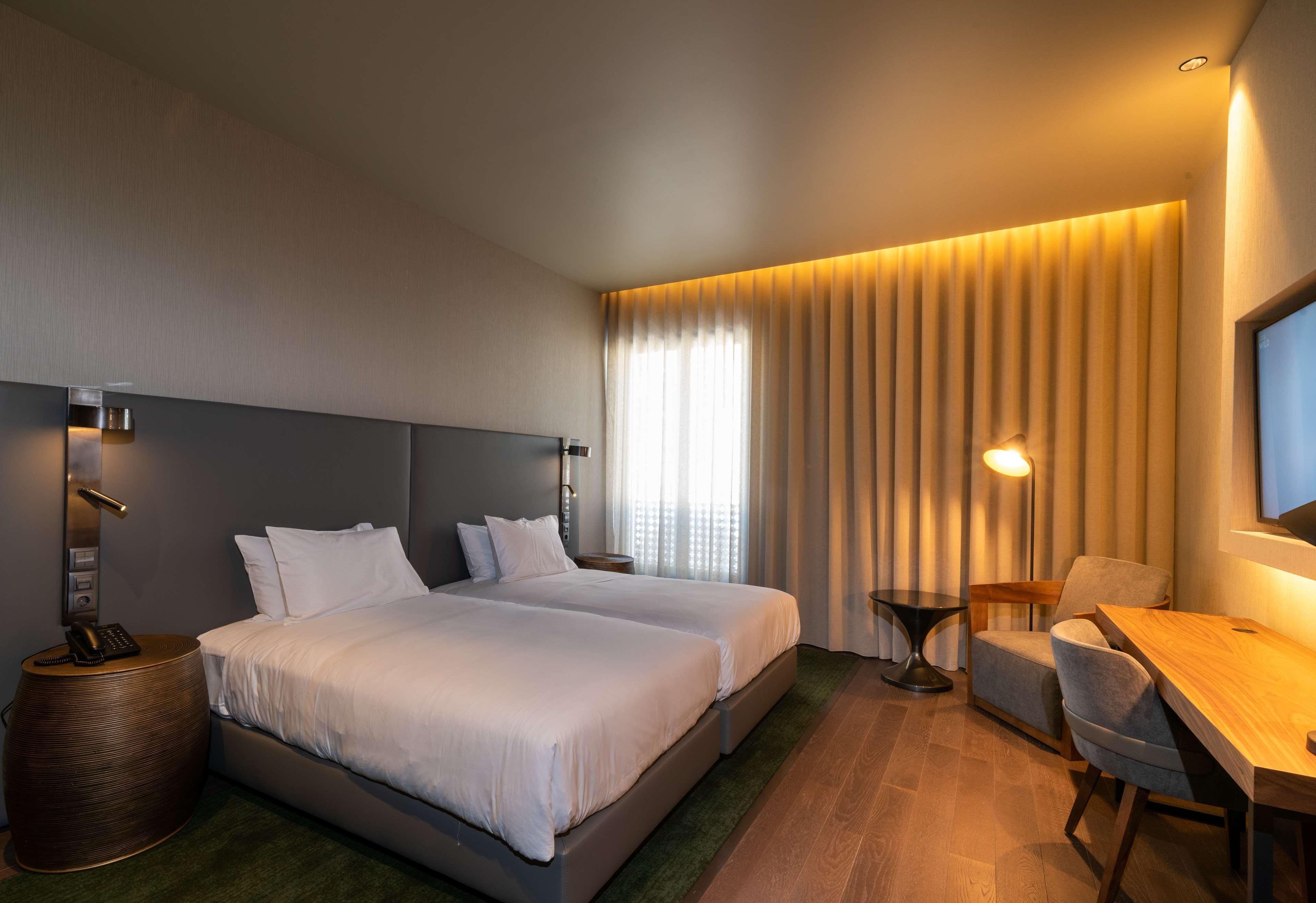 Hilton Porto Gaia Hotel Vila Nova de Gaia Exterior photo A room at the hotel