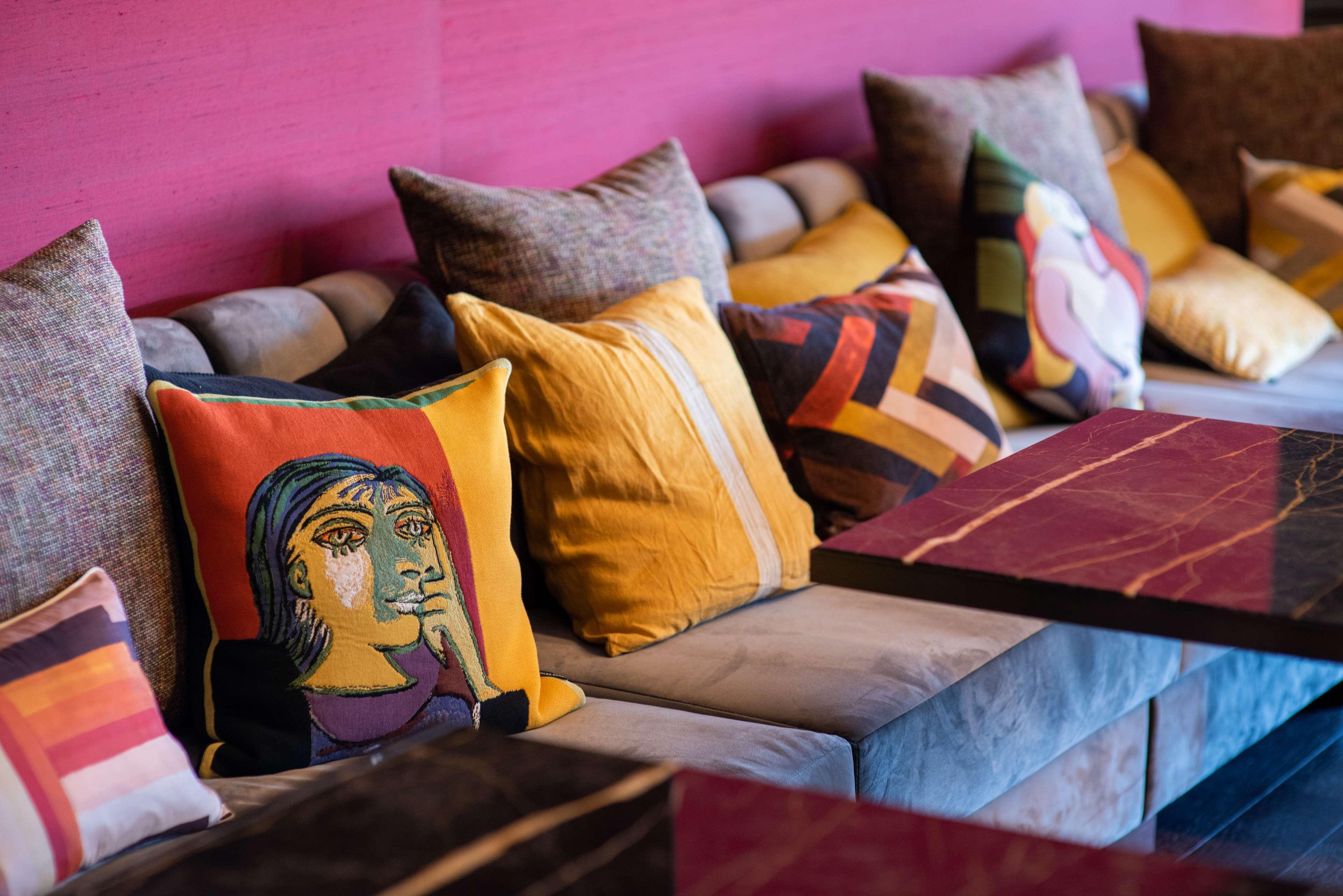 Hilton Porto Gaia Hotel Vila Nova de Gaia Exterior photo Cushions