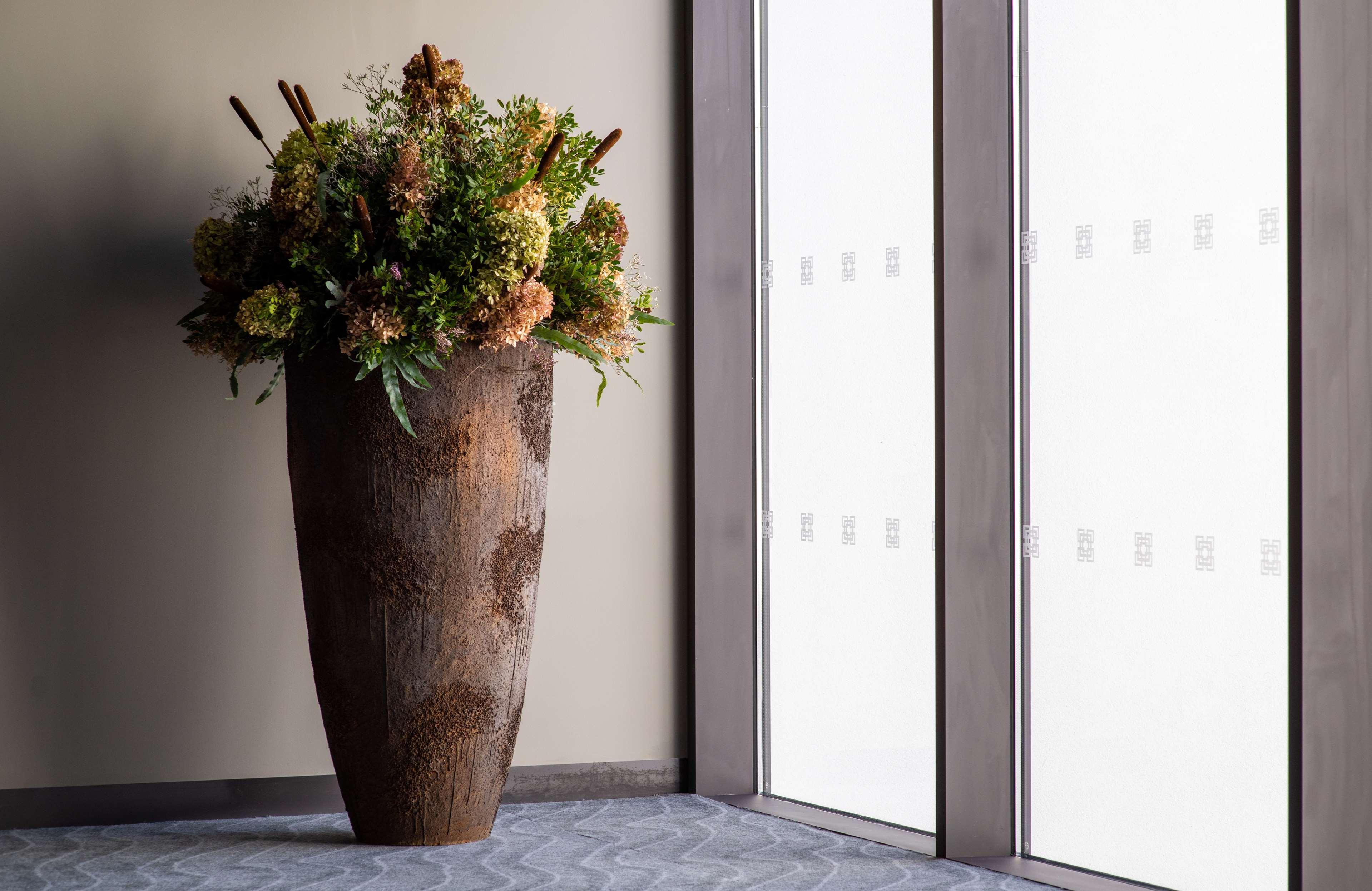 Hilton Porto Gaia Hotel Vila Nova de Gaia Exterior photo A vase of flowers