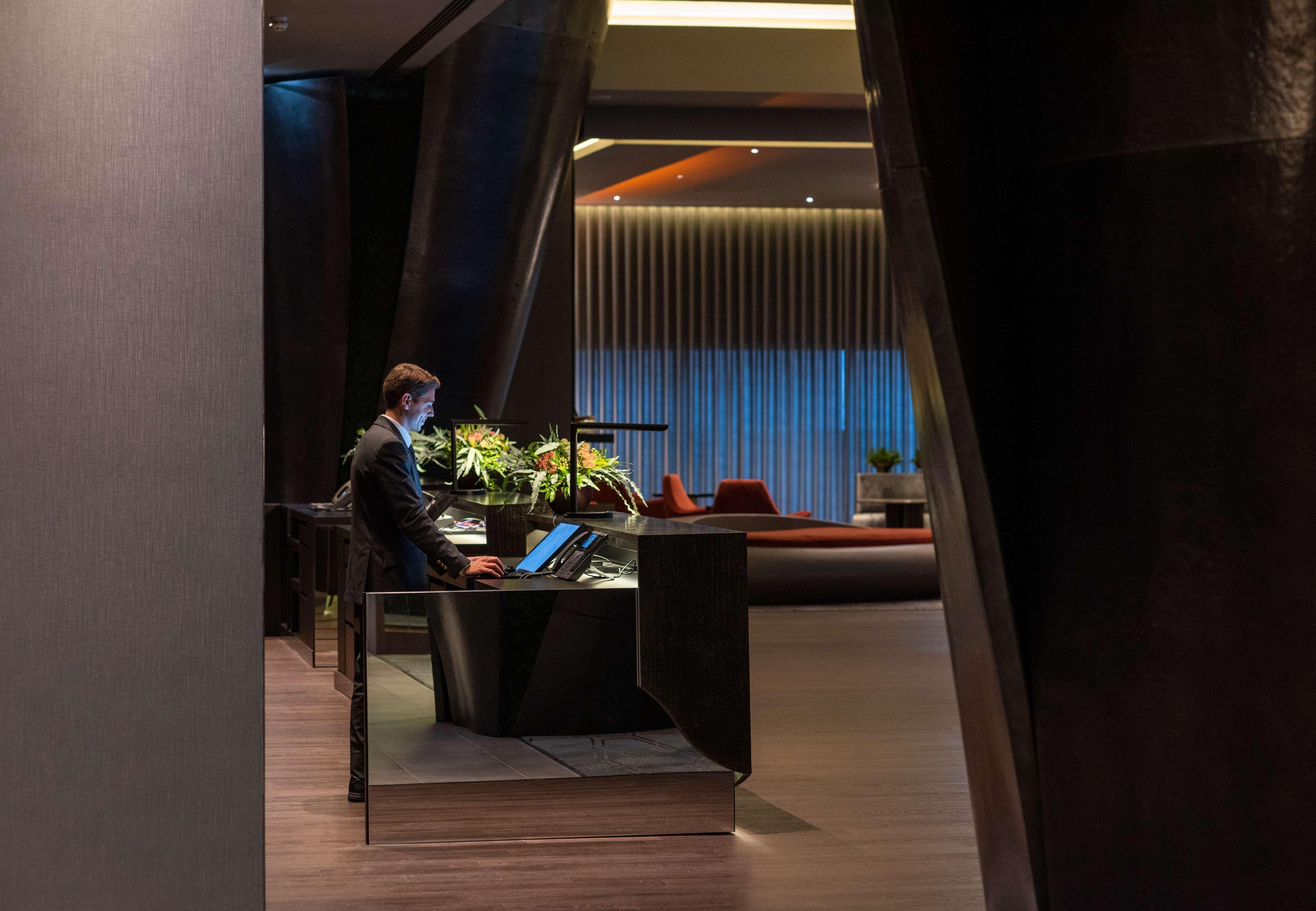 Hilton Porto Gaia Hotel Vila Nova de Gaia Exterior photo The reception desk at the hotel