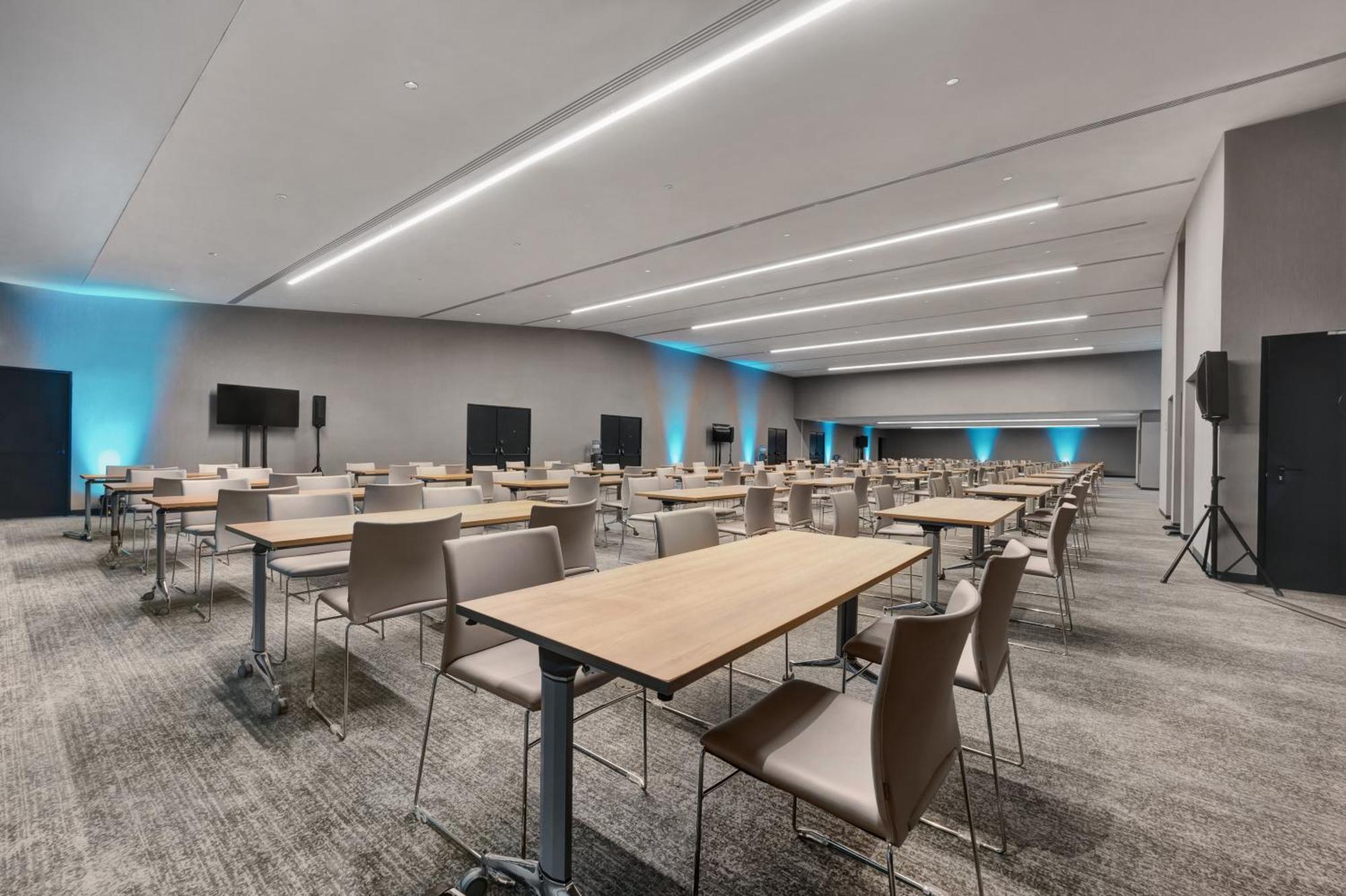 Hilton Porto Gaia Hotel Vila Nova de Gaia Exterior photo The 2018-opened conference center