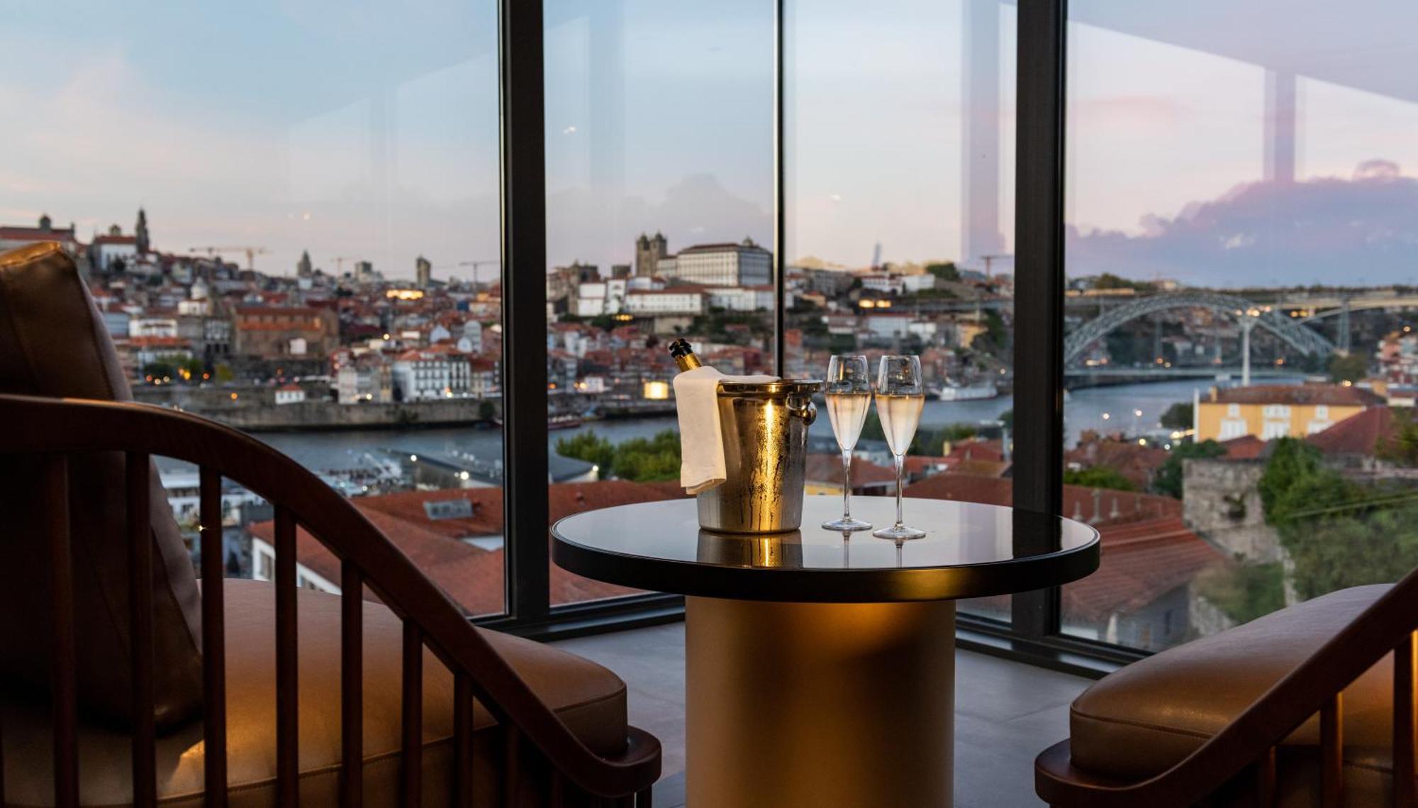 Hilton Porto Gaia Hotel Vila Nova de Gaia Exterior photo The view from the bar